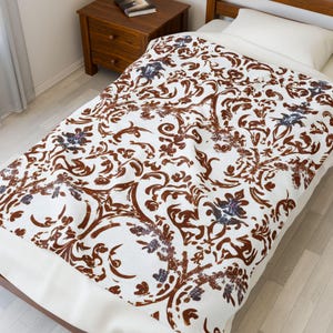 Luxurious Velveteen Plush Blanket: Cozy Home Decor - Elegant Throw