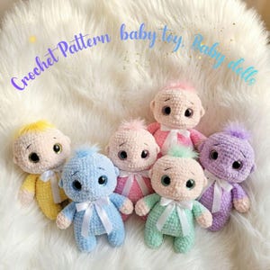 Könnte beinhalten: Sechs kleine Häkel-Babypuppen in Gelb, Blau, Rosa, Minzgrün und Lila, jede mit großen dunklen Augen, einer passenden Garn-Haarsträhne und einem weißen Satinband um den Hals. Der Text Crochet Pattern baby toy, Baby dolls ist sichtbar.