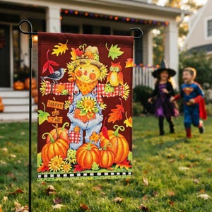 Peut inclure: Un drapeau de jardin rectangulaire sur fond rouge foncé illustrant un épouvantail central, des citrouilles, des tournesols, un hibou et un oiseau. Le texte "HAPPY fall y'all" est inscrit sur un panneau en bois. Le drapeau est sur un support noir.