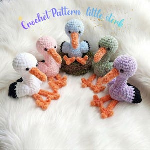 Puede incluir: Cinco cigüeñas de ganchillo en blanco, rosa, azul claro, verde y morado, cada una con pico y patas naranjas. La cigüeña azul está sentada en un pequeño nido marrón. El texto Crochet Pattern little stork es visible en la parte superior.