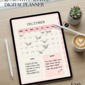 Könnte beinhalten: Ein undatierter 12-Monats-Digitalplaner auf einem Tablet-Bildschirm, der eine Dezember-Kalenderansicht mit handschriftlichen Aufgaben und Notizen zeigt. Die Benutzeroberfläche enthält eine rosa Reiter-Navigation, eine Aufgabenliste und Notizen.