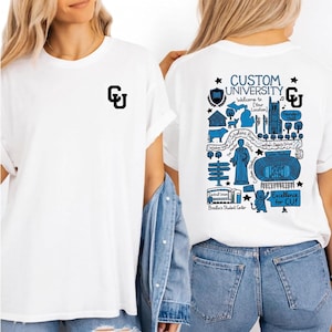 Puede incluir: Camiseta blanca con el logo "CU" negro en la parte delantera. La parte trasera de la camiseta presenta un gr&aacute;fico azul con el texto "CUSTOM UNIVERSITY" y varias ilustraciones, incluyendo un mapa, edificios y la frase "Excellence for CU!"
