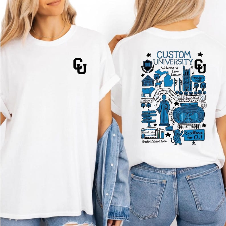 Puede incluir: Camiseta blanca con el logo "CU" negro en la parte delantera. La parte trasera de la camiseta presenta un gr&aacute;fico azul con el texto "CUSTOM UNIVERSITY" y varias ilustraciones, incluyendo un mapa, edificios y la frase "Excellence for CU!"
