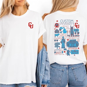 Puede incluir: Camisetas blancas con un logotipo universitario rojo en la parte delantera y un gr&aacute;fico detallado en la parte trasera. El gr&aacute;fico trasero incluye el texto "CUSTOM UNIVERSITY" y "Excellence for CU!" con varias ilustraciones.