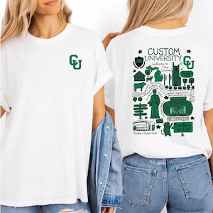 Puede incluir: Camiseta blanca con un logotipo universitario verde en la parte delantera. La parte trasera de la camiseta presenta un gr&aacute;fico verde con el texto "CUSTOM UNIVERSITY" y "Welcome to [Your Location]", junto con otras ilustraciones universitarias.