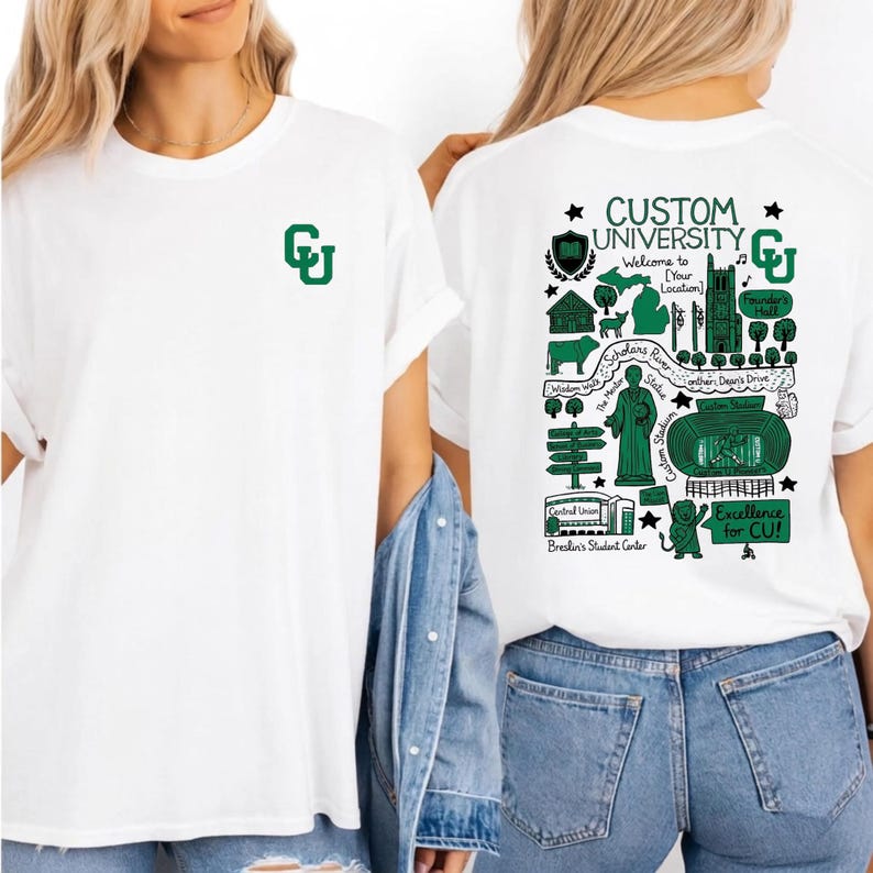 Puede incluir: Camiseta blanca con un logotipo universitario verde en la parte delantera. La parte trasera de la camiseta presenta un gr&aacute;fico verde con el texto "CUSTOM UNIVERSITY" y "Welcome to [Your Location]", junto con otras ilustraciones universitarias.