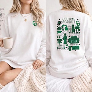 Puede incluir: Sudadera blanca con un logotipo verde universitario en la parte delantera y un gr&aacute;fico detallado en la parte trasera. El gr&aacute;fico trasero incluye el texto "Custom University" y "Welcome to [Your Location]", junto con ilustraciones y el texto "Excellence for CU!"