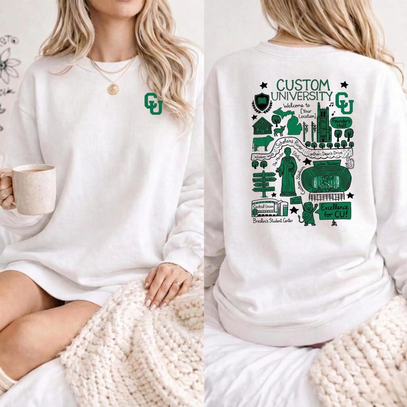 Puede incluir: Sudadera blanca con un logotipo verde universitario en la parte delantera y un gr&aacute;fico detallado en la parte trasera. El gr&aacute;fico trasero incluye el texto "Custom University" y "Welcome to [Your Location]", junto con ilustraciones y el texto "Excellence for CU!"