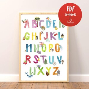 Könnte beinhalten: Ein gerahmter Aquarell-Alphabetdruck mit bunten Buchstaben und Illustrationen. Jeder Buchstabe ist mit einem passenden Bild versehen, wie ein Baum für "A" und ein Zebra für "Z". Ein roter Kreis mit "PDF DOWNLOAD" befindet sich oben rechts.