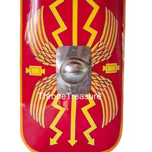 Op de afbeelding: Een rood Romeins schild met gele en gouden accenten. Het schild heeft een centrale metalen schildknop en decoratieve symbolen. De tekst "Throne Treasure" is op het schild gedrukt.