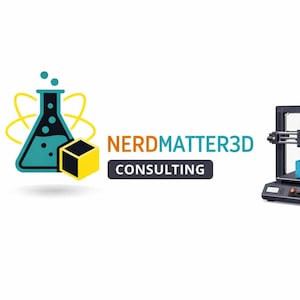 Può includere: L'immagine presenta il logo "NERDMATTER3D CONSULTING" e una stampante 3D. Il logo include un pallone turchese, atomi gialli e un cubo giallo. La stampante 3D è nera con una bobina di filamento arancione e un cubo stampato blu.