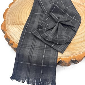 Schottische graue Granite Mini Schärpe: Handgefertigte karierte Rosette