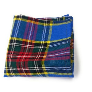 Op de afbeelding: Een gevouwen pochet met een tartanpatroon in blauw, rood, groen, geel en wit. Het ontwerp heeft een blauwe basis met kruisende lijnen in rood, groen, geel en wit.