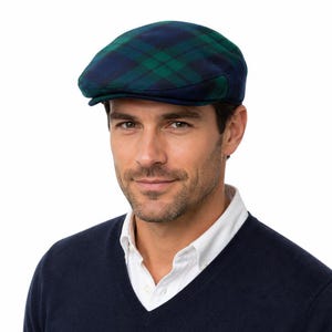 Peut inclure: Casquette plate à carreaux verts et bleu marine. Ce chapeau classique présente un motif à carreaux traditionnel. Fabriqué dans un tissu doux, il est un accessoire de mode élégant.