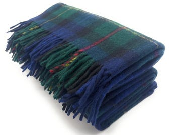 Manta grande de lana con tartán Scottish Smith, cuadros verde y azul marino, con flecos.
