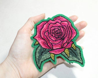 Patch grande bordado feito à mão com rosa costurada