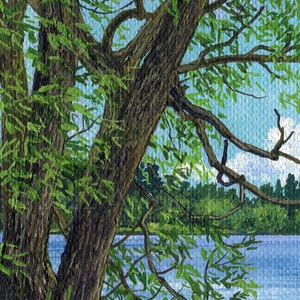 以下が含まれることがあります： 緑の葉と茶色の幹を持つ木が描かれた絵画で、青い湖の景色を一部隠しています。木は画像の左側、湖は右側です。空は白雲のある青色です。