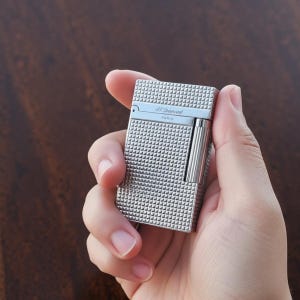 Encendedor de gas de latón de lujo, estilo vintage, recargable, elegante acabado dorado, accesorio de bolsillo, regalo único para hombres, coleccionistas, diseño retro. imagen 4
