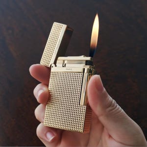 Puede incluir: Un conjunto de tres jarrones de cer&aacute;mica de diferentes alturas y formas. Los jarrones est&aacute;n esmaltados con un acabado blanco mate, ofreciendo una est&eacute;tica minimalista. El jarr&oacute;n m&aacute;s alto mide aproximadamente 25 cm de altura.