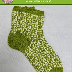 Puede incluir: Un par de calcetines de punto verdes y blancos con un patrón geométrico. Los calcetines están etiquetados como "Lucky Patch Socks" y están disponibles en tallas pequeñas, medianas y grandes. La imagen también incluye el texto "Beginner" y redes sociales.