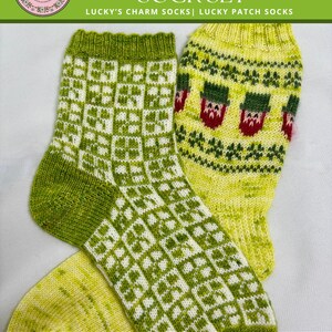 Puede incluir: Un par de calcetines tejidos a mano con patrones geométricos verdes y blancos y diseños amarillos y verdes. Los calcetines están etiquetados como "Lucky's Charm Sock Set" y son adecuados para principiantes seguros.