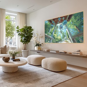 Puede incluir: Un salón moderno y luminoso con un gran sofá esquinero, una mesa de centro redonda y dos otomanas. La habitación cuenta con grandes ventanales con cortinas color crema, una gran pintura y una planta en maceta. La paleta de colores es neutra con tonos beige y crema.