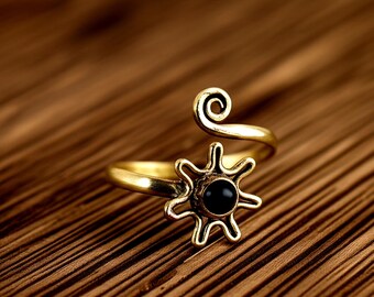 Verstellbarer Messing Sonnenring mit schwarzem Onyx: Boho Tribal Schmuck