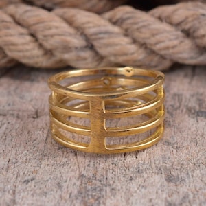 Anello multi-fascia largo in oro • Anello minimalista a quattro file • Fascia geometrica a scala • Anello moderno con linea parallela • Anello per lei