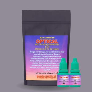 Könnte beinhalten: Ein Produktbild mit einem schwarzen Beutel und zwei kleinen grünen Flaschen. Der Beutel hat ein Etikett mit der Aufschrift "MAX STRENGTH OPTICAL" und Produktinformationen. Die Flaschen zeigen ebenfalls "OPTICAL" und Produktdetails. Das Produkt ist für die Augenpflege.