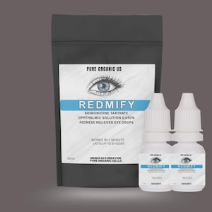 Może przedstawiać: Czarny worek i dwie białe butelki kropli do oczu Redmify. Na worku widnieje napis "PURE ORGANIC US" i "REDMIFY" z niebieską grafiką oka. Butelki również mają etykietę "REDMIFY" i grafikę oka.