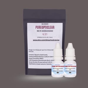 Puede incluir: Imagen de gotas para los ojos y una bolsa. Las gotas para los ojos están en botellas blancas con el texto "PUREOPTICLEAR" y "NAC (N-Acetilcarnosina) 4.5% ESTÉRIL 0.5 FL OZ (15ml)". La bolsa tiene el mismo texto. El sitio web www.etsy.com/shop/rockrevive también es visible.
