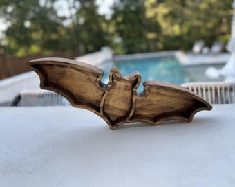 Handgefertigtes Tablett mit Fledermaus: Gruselige Konfektschale, Gothic Home Decor, Massivholz