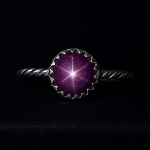 Natuurlijke robijnsterring, sterlingzilver, ovale cabochon, geboortesteen juli, zes gestraalde clusters en stekels