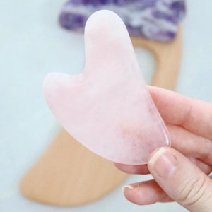 Narzędzie Gua Sha z kwarcu różowego do twarzy: naturalny rytuał pielęgnacji skóry