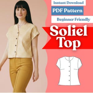 Könnte beinhalten: Ein kurzärmeliges Oberteil mit hellgelb-weißem Vichy-Muster, rundem Ausschnitt und Knopfleiste vorne. Das Bild enthält den Text Instant Download, PDF Pattern, Beginner Friendly und Soliel Top.
