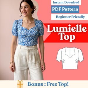 Könnte beinhalten: Eine Frau trägt ein blau-weißes Oberteil mit Blumenmuster und eine cremefarbene Hose. Das Oberteil hat kurze Ärmel und einen Sweetheart-Ausschnitt. Der Text auf dem Bild lautet: "Instant Download PDF Pattern Beginner Friendly Lumiellle Top Bonus: Free Top!"