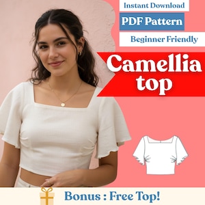 Pode incluir: Uma mulher usando um top cropped creme com decote quadrado e mangas esvoaçantes. A imagem inclui o texto "Camellia top", "PDF Pattern" e "Beginner Friendly". Uma pequena ilustração do top também está presente.