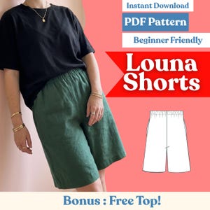 Op de afbeelding: Een persoon draagt een zwart t-shirt en een groene short. De short heeft een elastische tailleband. De afbeelding bevat de tekst "Instant Download PDF Pattern Beginner Friendly Louna Shorts Bonus: Free Top!"