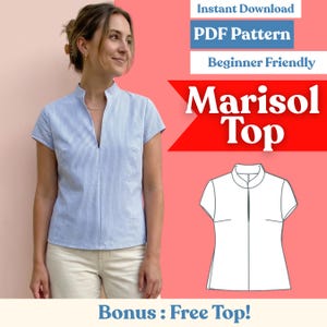 Könnte beinhalten: Ein hellblau-weiß gestreiftes Marisol Top mit Stehkragen und V-Ausschnitt. Das Bild enthält den Text "Instant Download PDF Pattern Beginner Friendly" und eine Strichzeichnung des Tops.