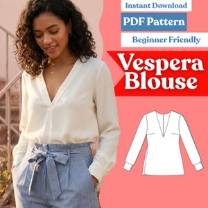 Könnte beinhalten: Eine weiße Langarmbluse mit V-Ausschnitt und einer passenden weißen Strichzeichnung des Schnittmusters. Der Text lautet: Instant Download, PDF Pattern, Beginner Friendly, Vespera Blouse. Die Bluse wird mit einer blau gestreiften Hose kombiniert.