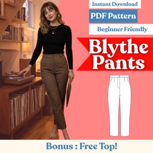 Puede incluir: Una mujer con una blusa negra de manga larga y pantalones a cuadros marrones. La imagen incluye el texto "Instant Download PDF Pattern Beginner Friendly Blythe Pants" y un dibujo lineal de pantalones. El fondo es rosa.