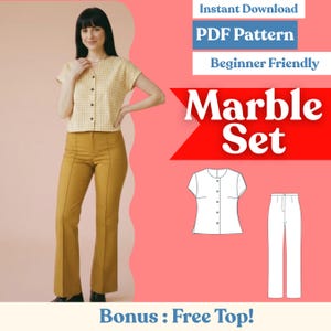 Puede incluir: Una mujer con un top amarillo a cuadros y pantalones color mostaza. La imagen incluye el texto "Instant Download PDF Pattern Beginner Friendly Marble Set Bonus: Free Top!" e ilustraciones de la parte superior y los pantalones.