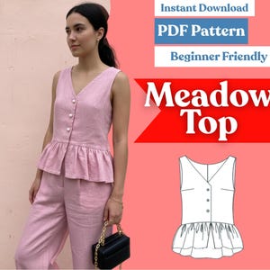 Può includere: Un top rosa senza maniche con scollo a V, tre bottoni frontali e un orlo a balza peplum. L'immagine include il testo Instant Download, PDF Pattern, Beginner Friendly e Meadow Top, insieme a un disegno al tratto in bianco e nero.