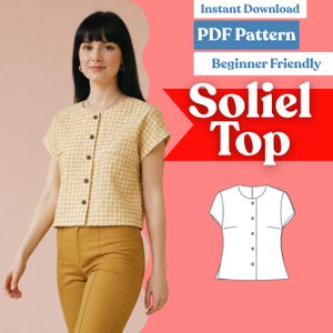 Pode incluir: Uma blusa de manga curta com padrão xadrez vichy amarelo e branco, com decote redondo e carcela de botões frontal. A imagem inclui o texto Instant Download, PDF Pattern, Beginner Friendly e Soliel Top.