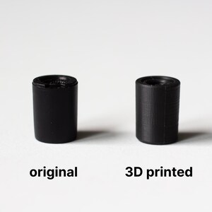 K&ouml;nnte beinhalten: Zwei schwarze zylindrische Objekte vor wei&szlig;em Hintergrund. Das linke Objekt ist mit "original" beschriftet, das rechte mit "3D printed". Die Objekte sind klein, m&ouml;glicherweise Komponenten oder Prototypen. Das Bild vergleicht die beiden.