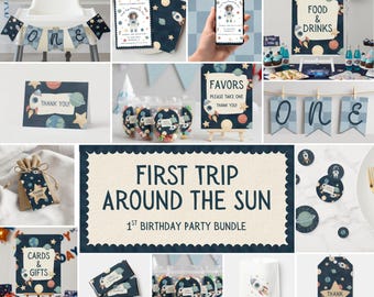 Peut inclure: Un ensemble de décoration pour un premier anniversaire sur le thème de l'espace, avec des papeteries, bannières et étiquettes bleu marine et crème ornées de fusées, planètes et étoiles. Les panneaux indiquent Food & Drinks, Favors et Cards & Gifts.