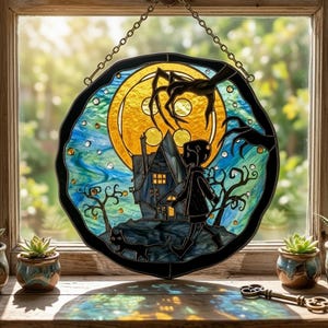 Puede incluir: Una vidriera circular que representa una escena de Halloween. Muestra a un ni&ntilde;o, un gato, una casa y una luna llena. La ventana est&aacute; enmarcada en negro y suspendida por una cadena. Los colores son amarillo, azul y negro.