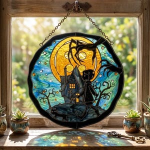 Puede incluir: Vidriera que representa una escena espeluznante con un ni&ntilde;o, una casa y un gato silueteados contra una luna llena. La obra de arte est&aacute; enmarcada con un borde negro y cuelga de una cadena. El fondo tiene tonos azules y amarillos.