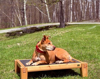Cama para perros de exterior hecha a mano con malla de madera de cedro / Fabricada en Vermont, tela hecha en EE. UU., aceite para madera con protección UV para exteriores