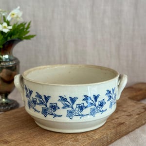 Antieke Franse kom van Saint-Uze-steengoed — Blue Bellflower-transferservies, in de fabriek gemerkt, Drôme